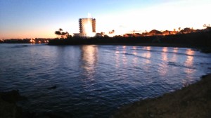 cala cerrada de noche