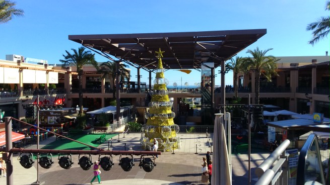 La Zenia Boulevard de día con el arbol de navidad y mar al fondo