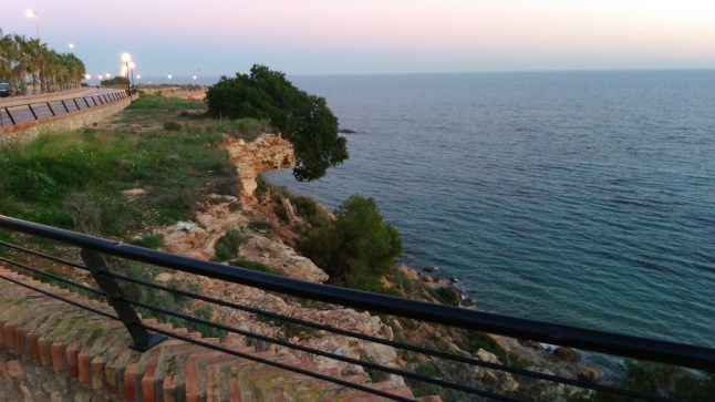 Paseo marítimo aquamarina junto a Cabo Roig