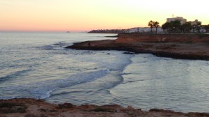 pescando al atardecer en la cala la mosca