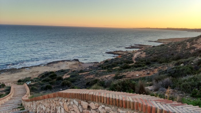 Acceso a la Playa Fósil en Cabo Roig