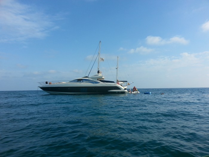 barco amarrado en la Playa Cabo ROig