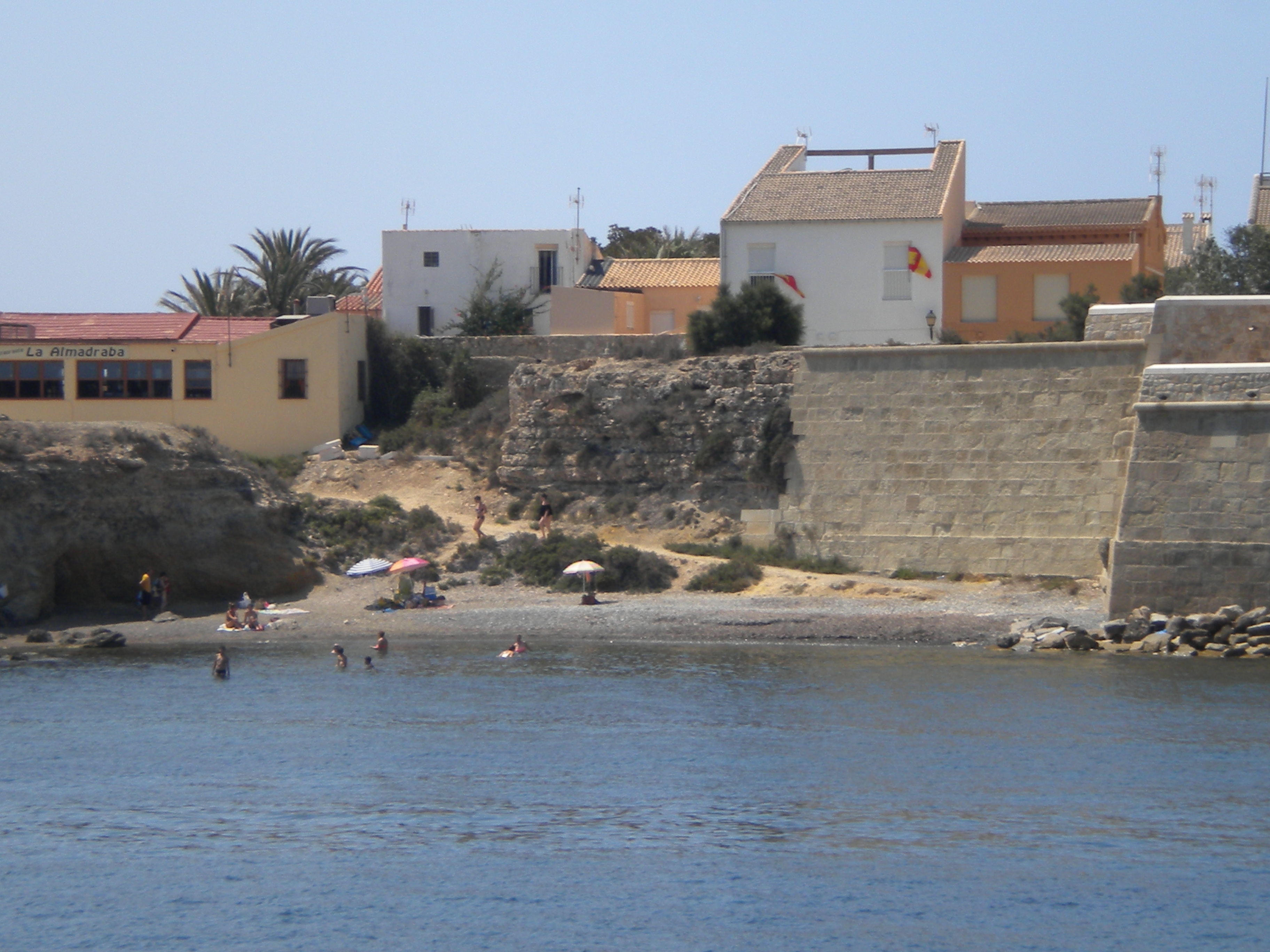 Cala junto nucleo urbano en Isla Tabarca