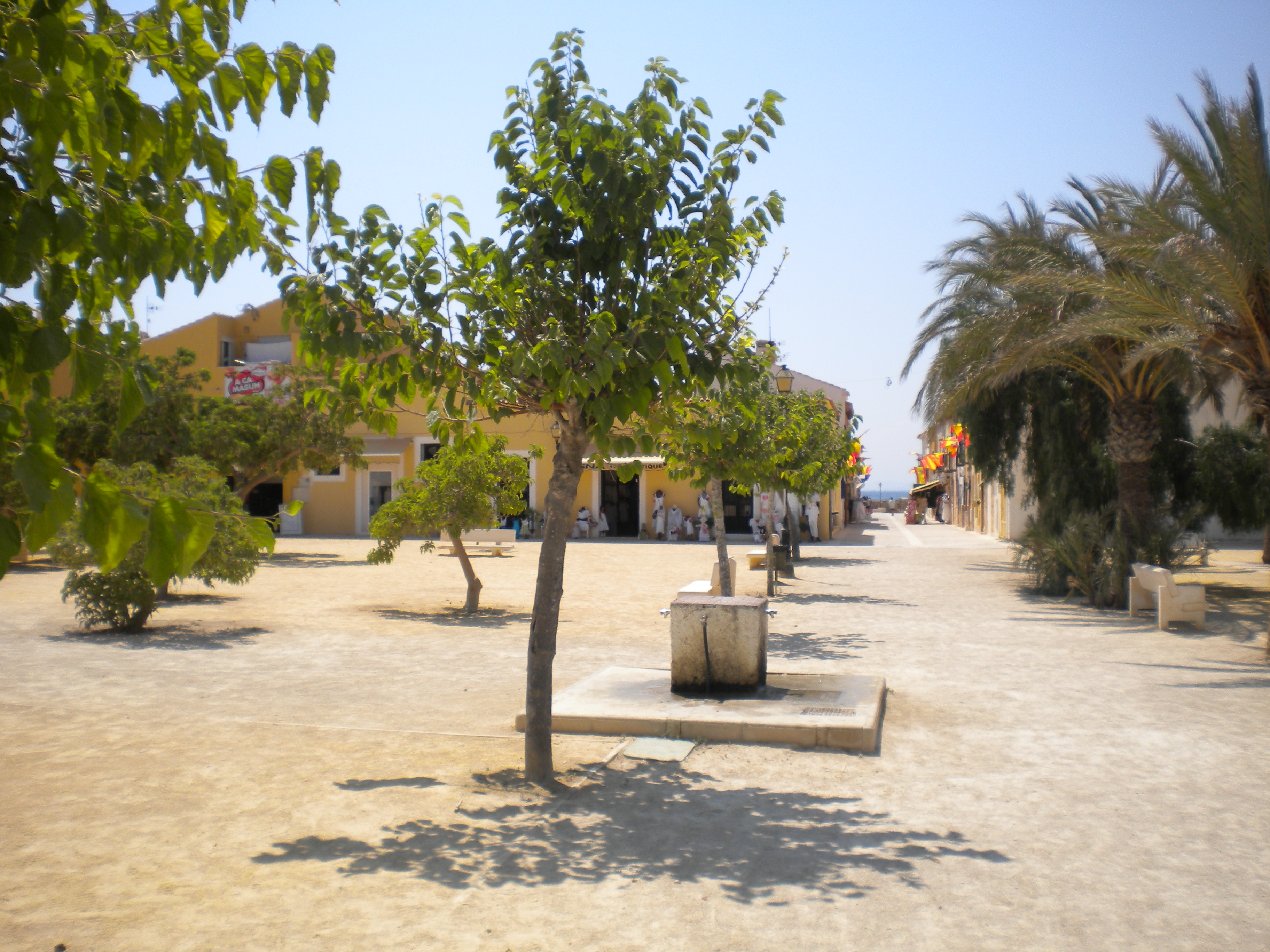 es la plaza principal Isla Tabarca